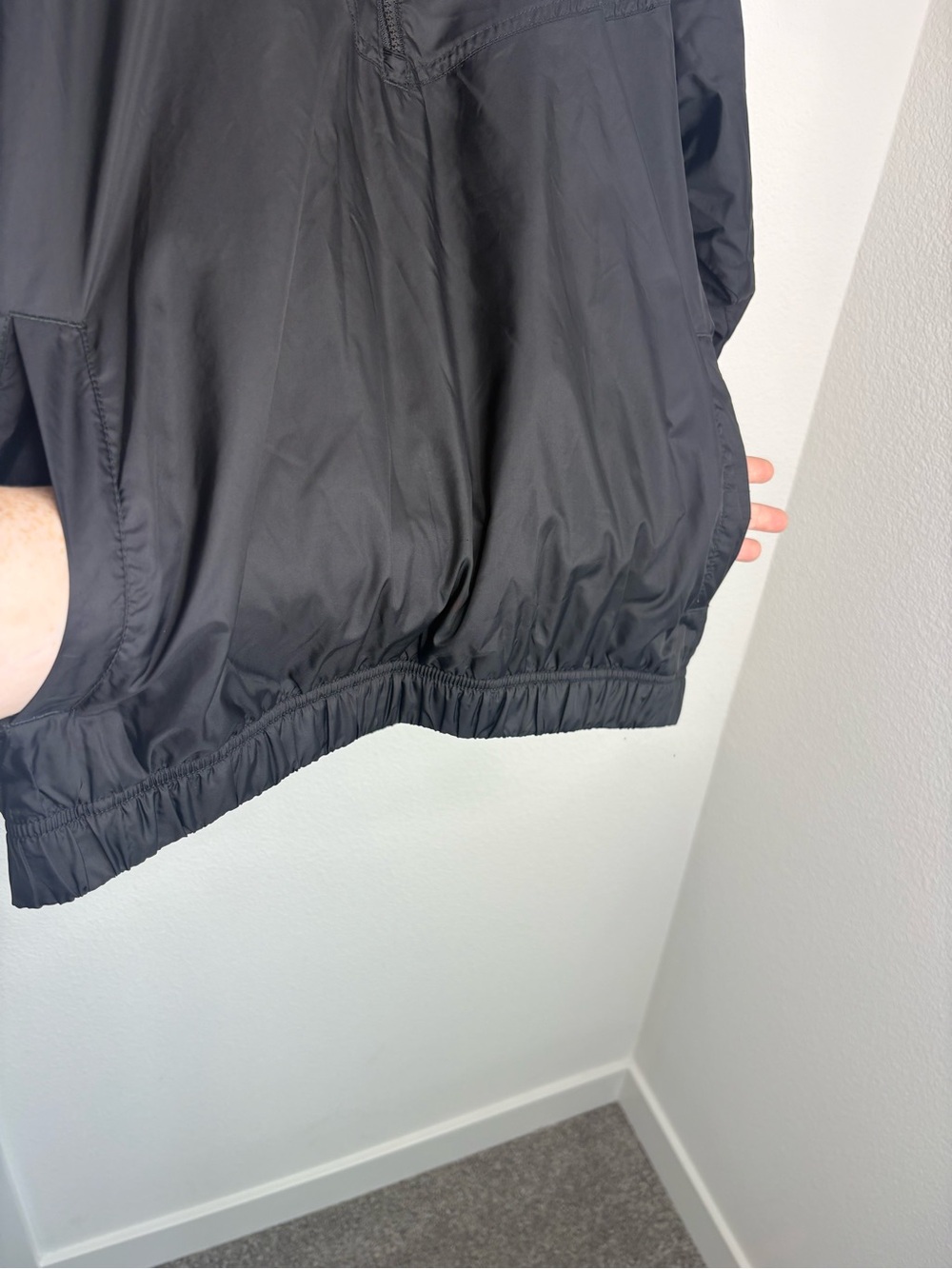 Nike Men’s Black Windbreaker with Packable Hood & Kangaroo Pocket - Picture 4 of 13